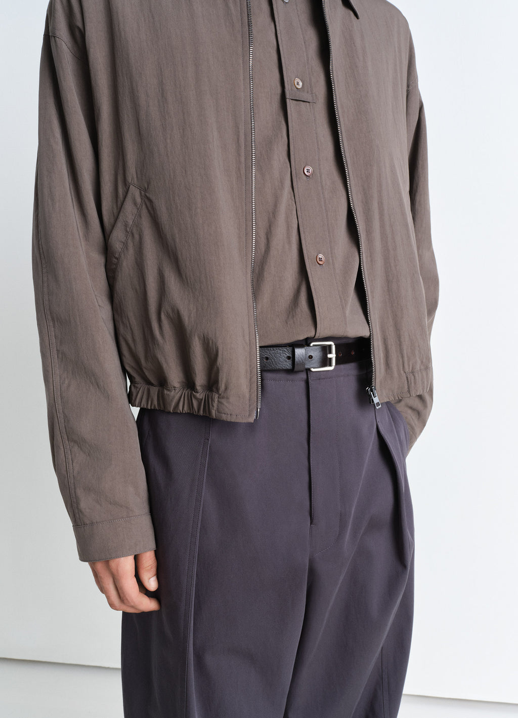 Lemaire reversed belt 25 in smooth vegetable leather, model shot, side view half-tuck styling