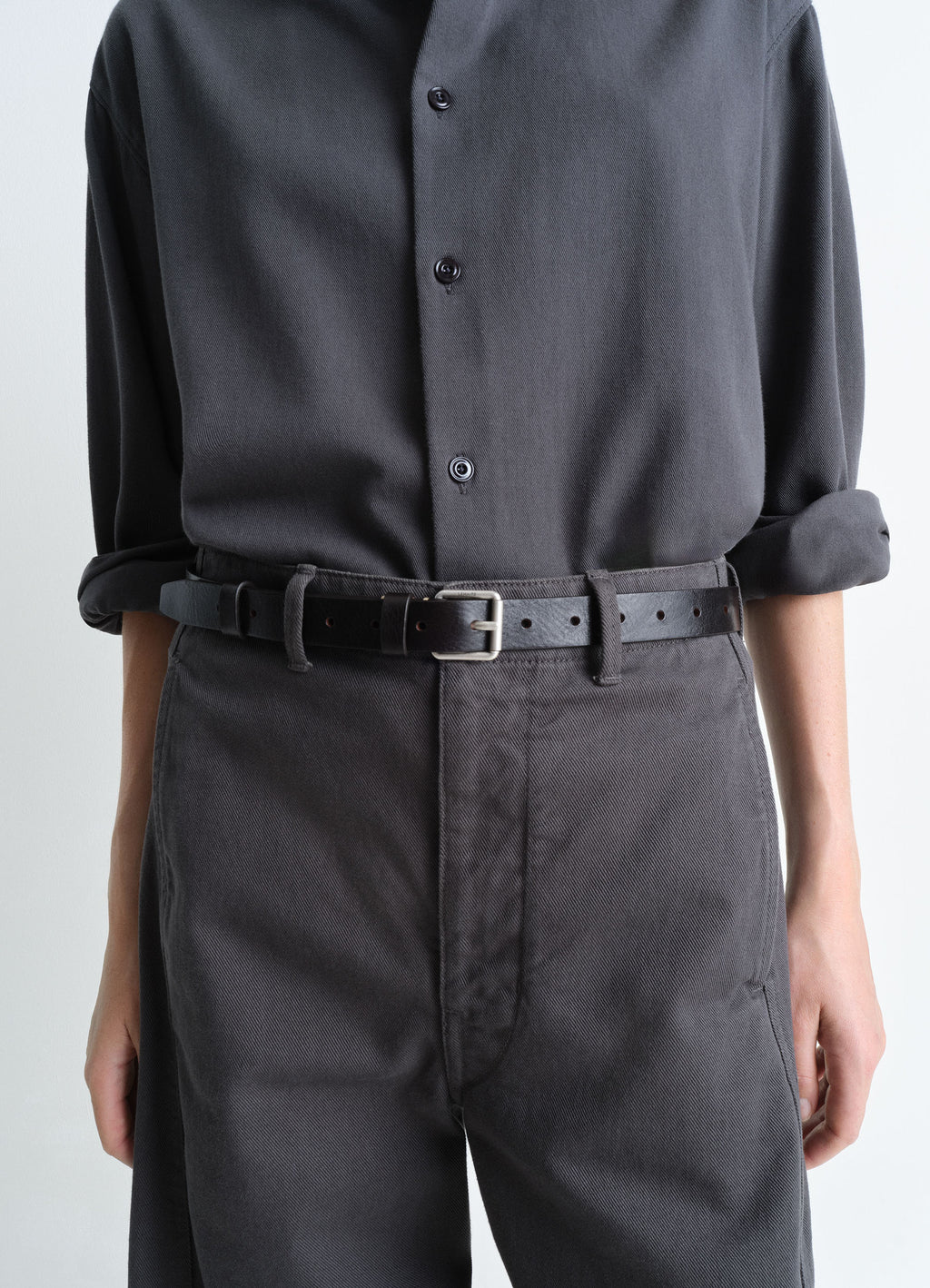 Lemaire reversed belt 25 in smooth vegetable leather, model shot, waist level close-up loop threading style