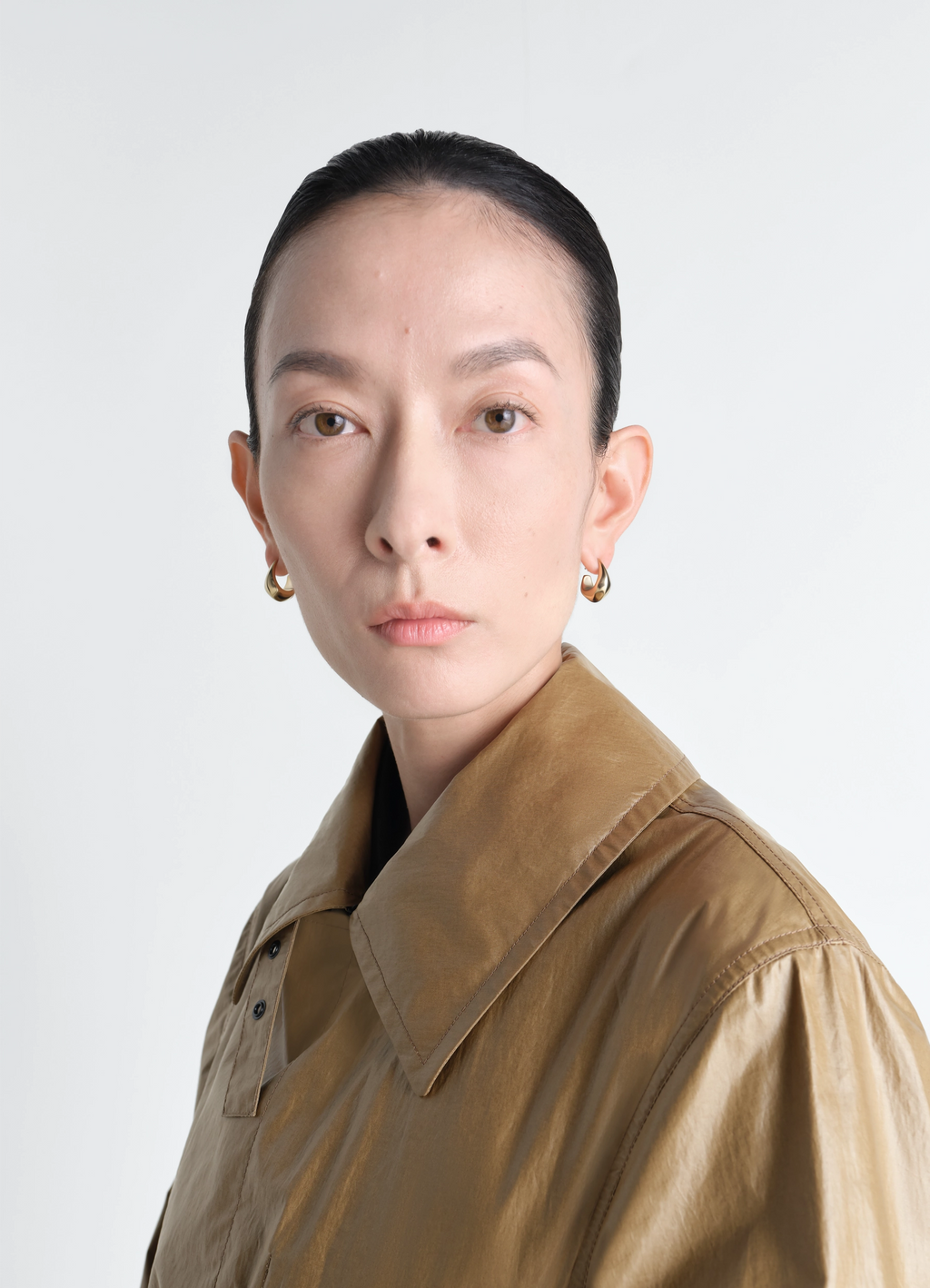 베르메일 소재의 곡선형 미니 드롭 이어링