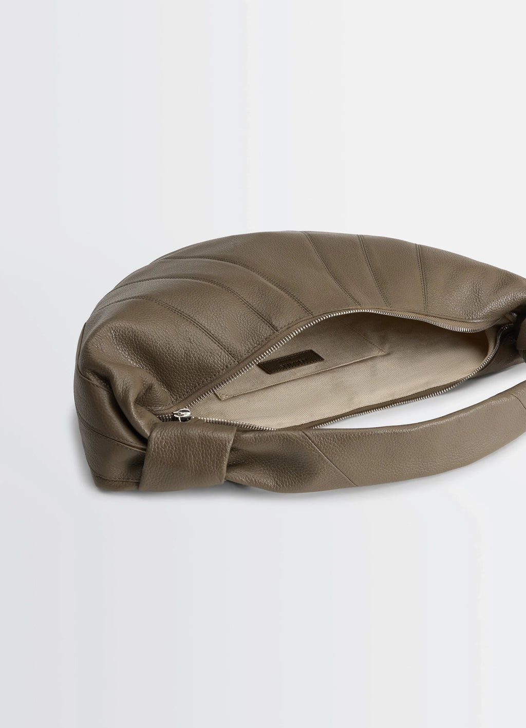 Fortune croissant bag in grained leather, product shot, top view zippered opening