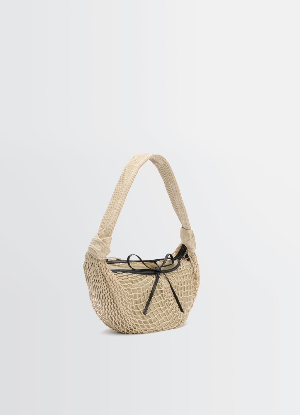 Fortune croissant filt bag in nylon net, product shot, three-quarter view arched handle, mesh texture