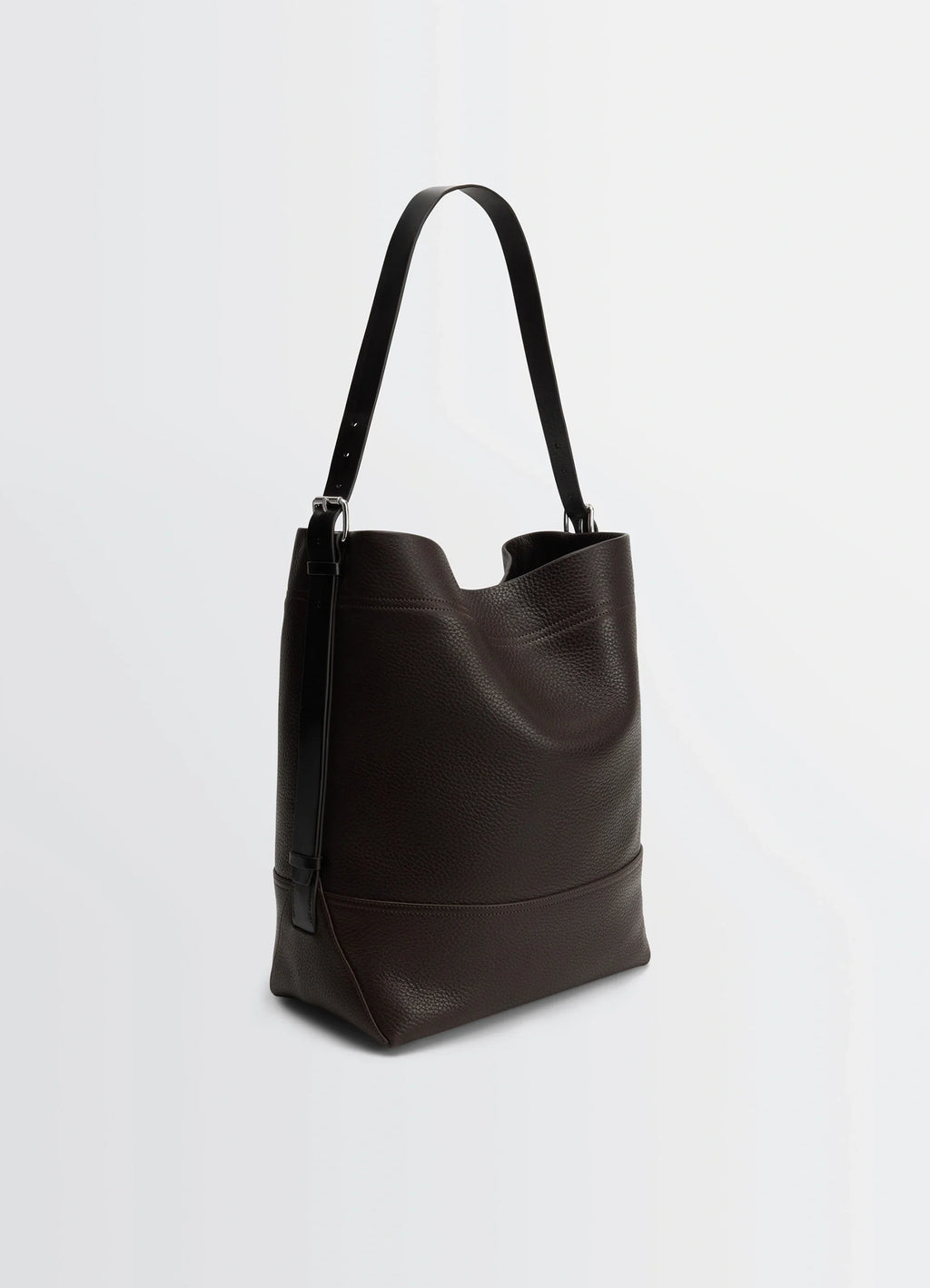 Belted tote bag in lwg gold-certified grained leather, product shot, back view curved top edge, black strap