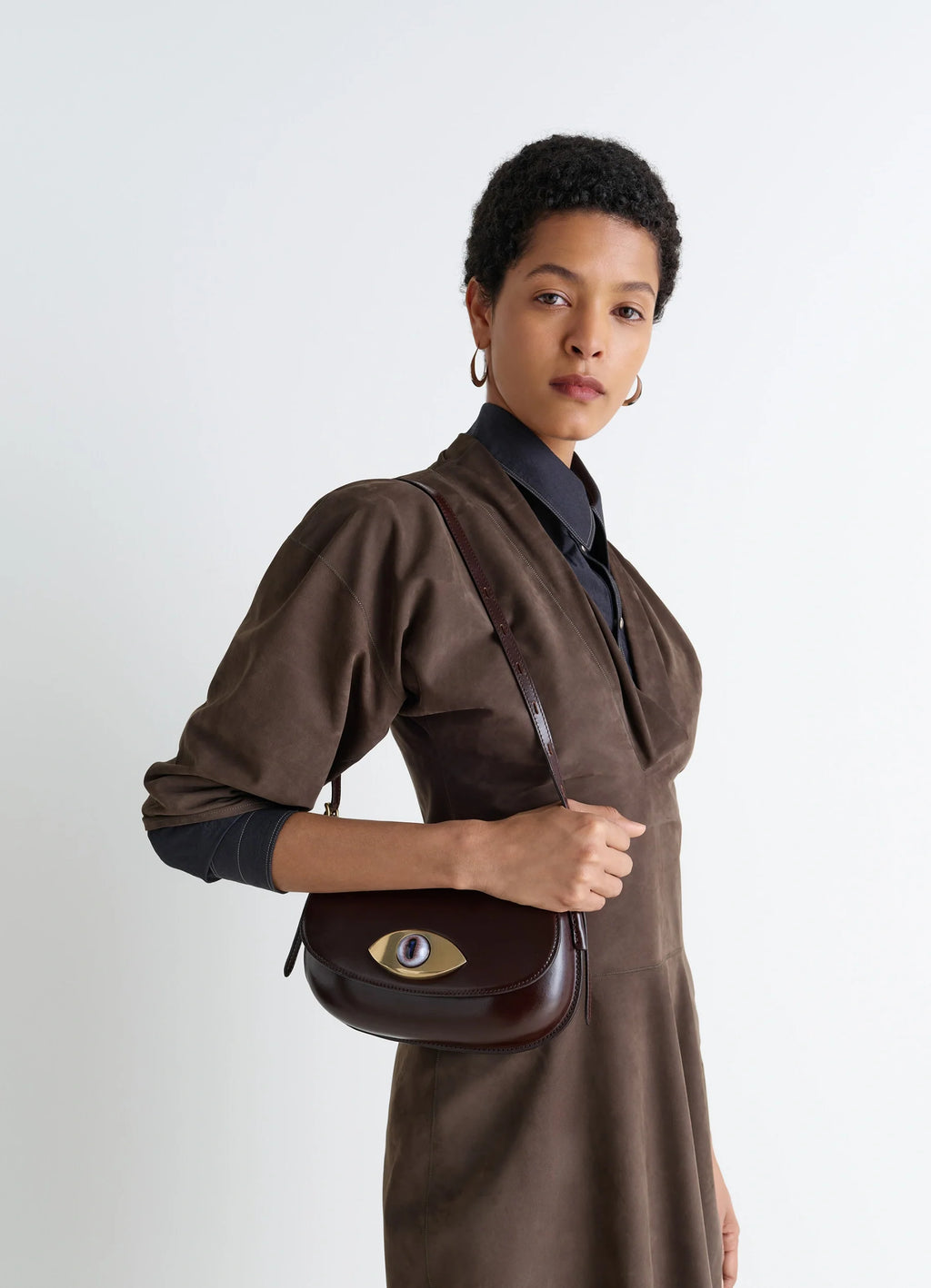 Aubock eye bag in brown leather, model shot, front side view surreal eye-shaped buckle