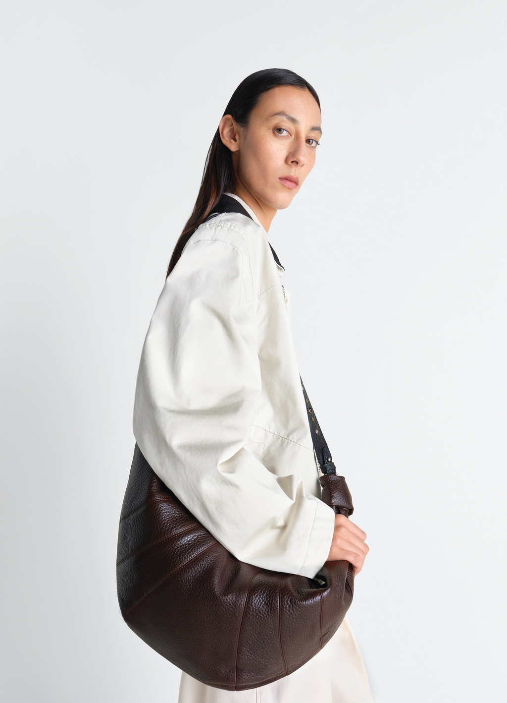 Große croissant-tasche mit western-nieten aus leder