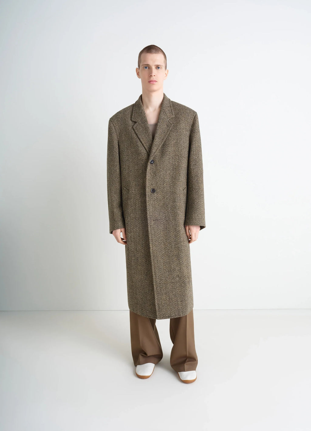 Chesterfield coat in herringbone harris tweed, model shot, porte full frontal view long relaxed fit