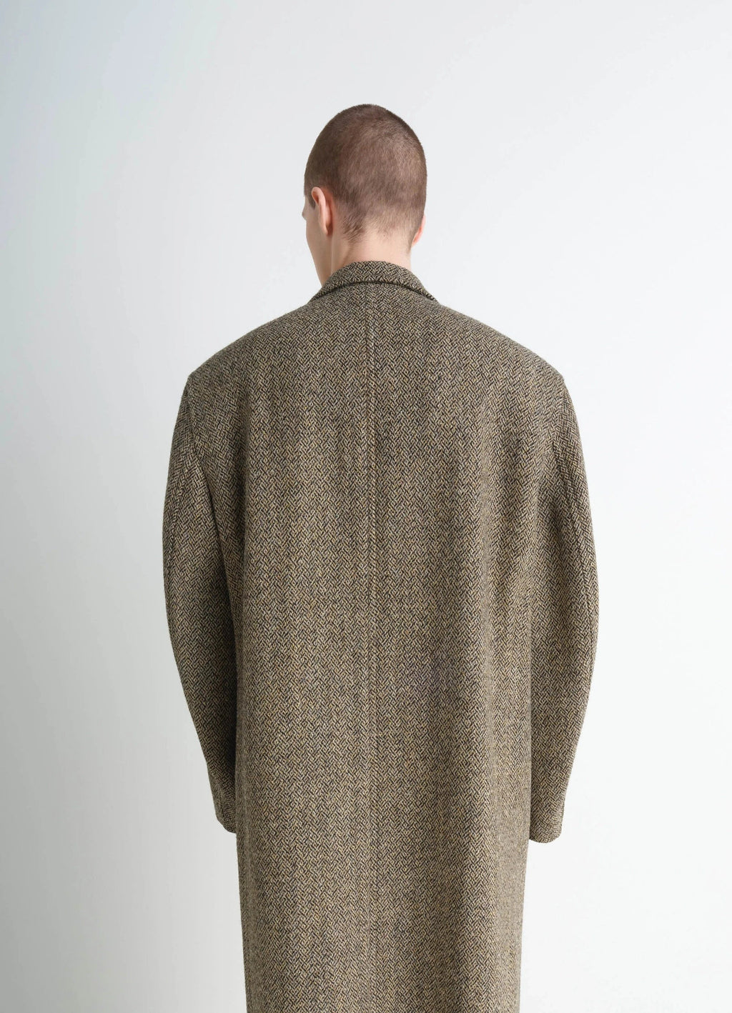 Chesterfield coat in herringbone harris tweed, model shot, back view broad shoulders