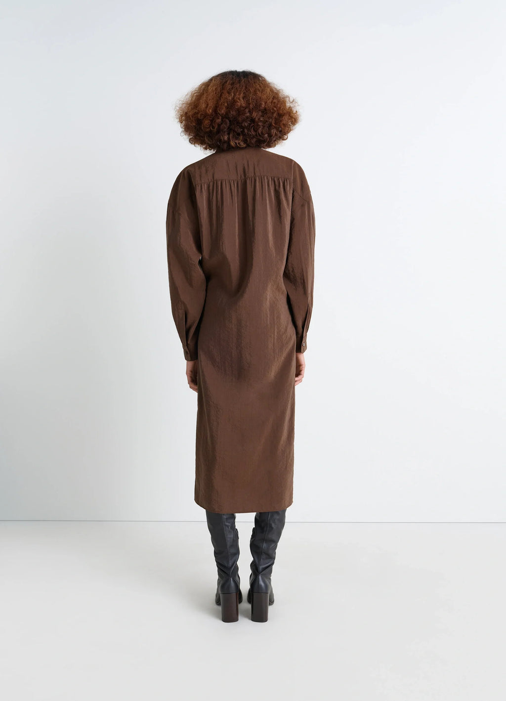 TWISTED KLEID MIT GERADEM KRAGEN