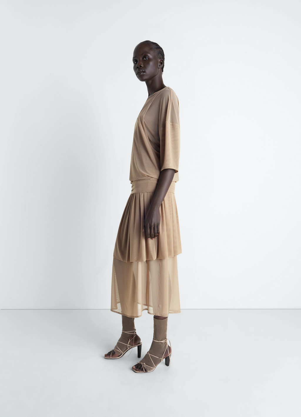 메쉬 소재의 이중 레이어 드레스