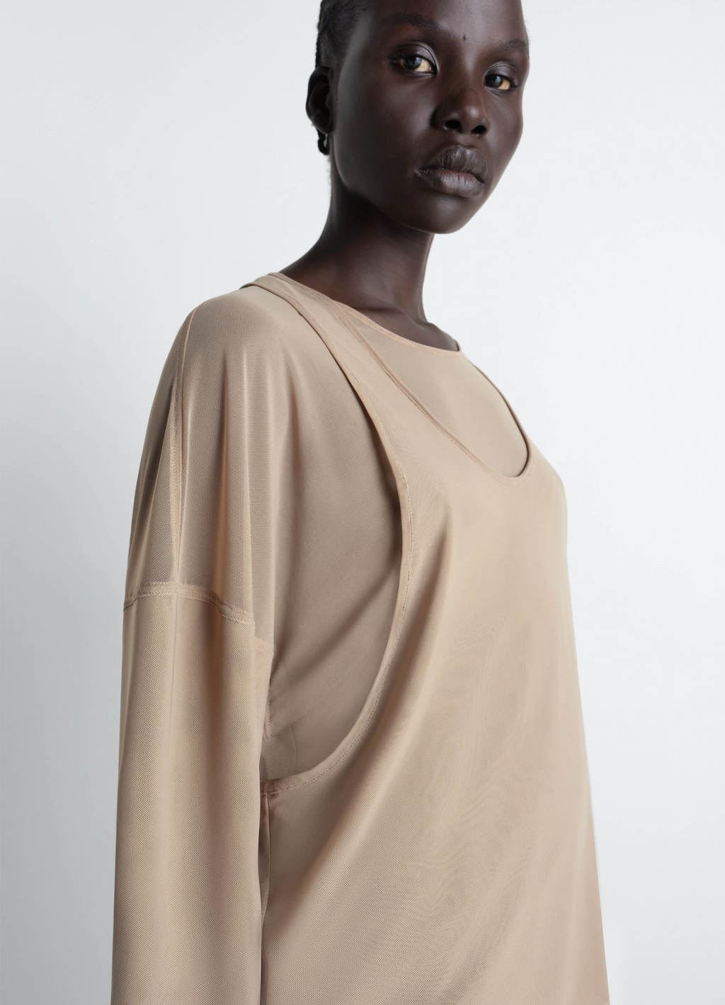 메쉬 소재의 이중 레이어 드레스