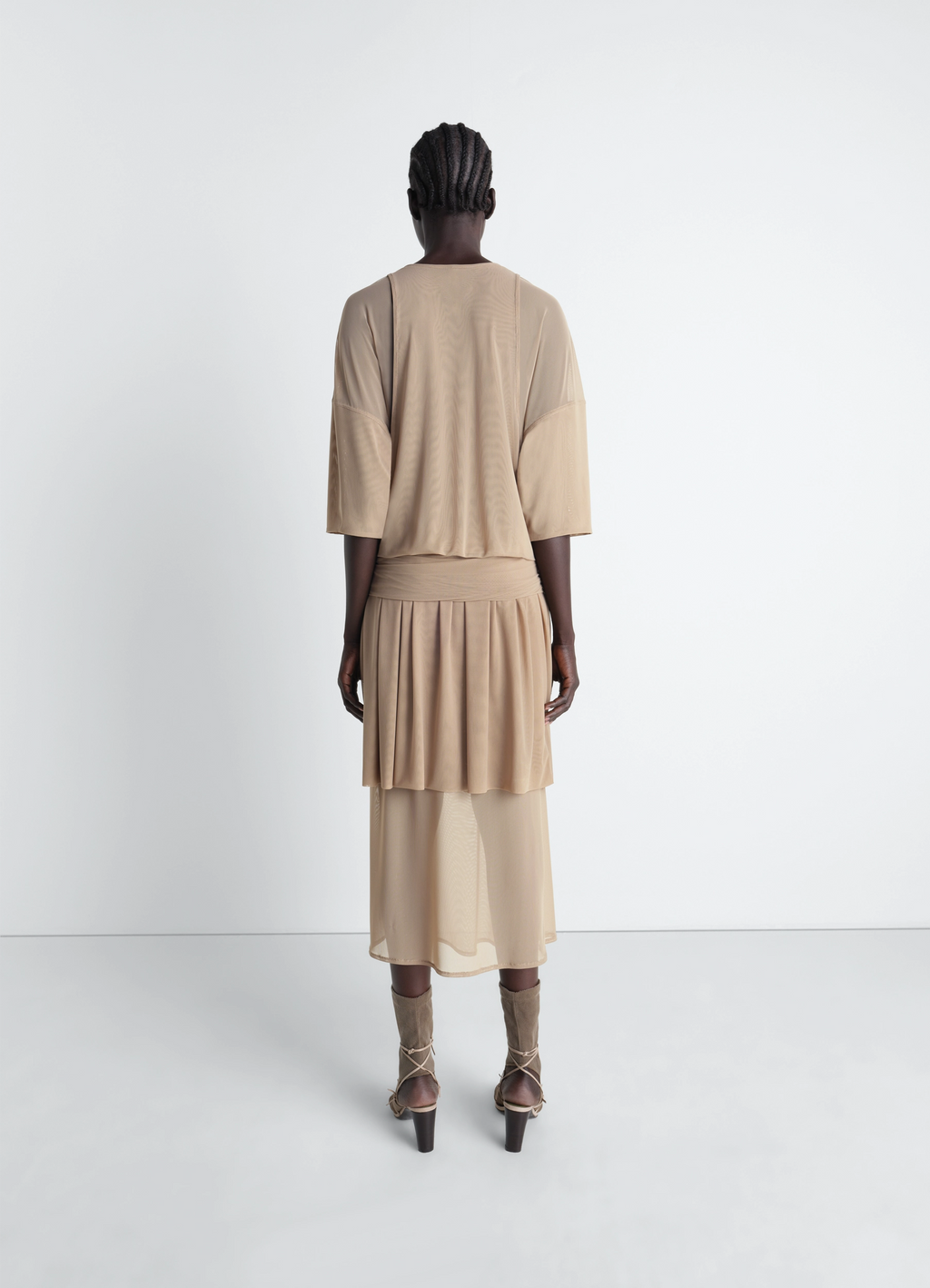 메쉬 소재의 이중 레이어 드레스