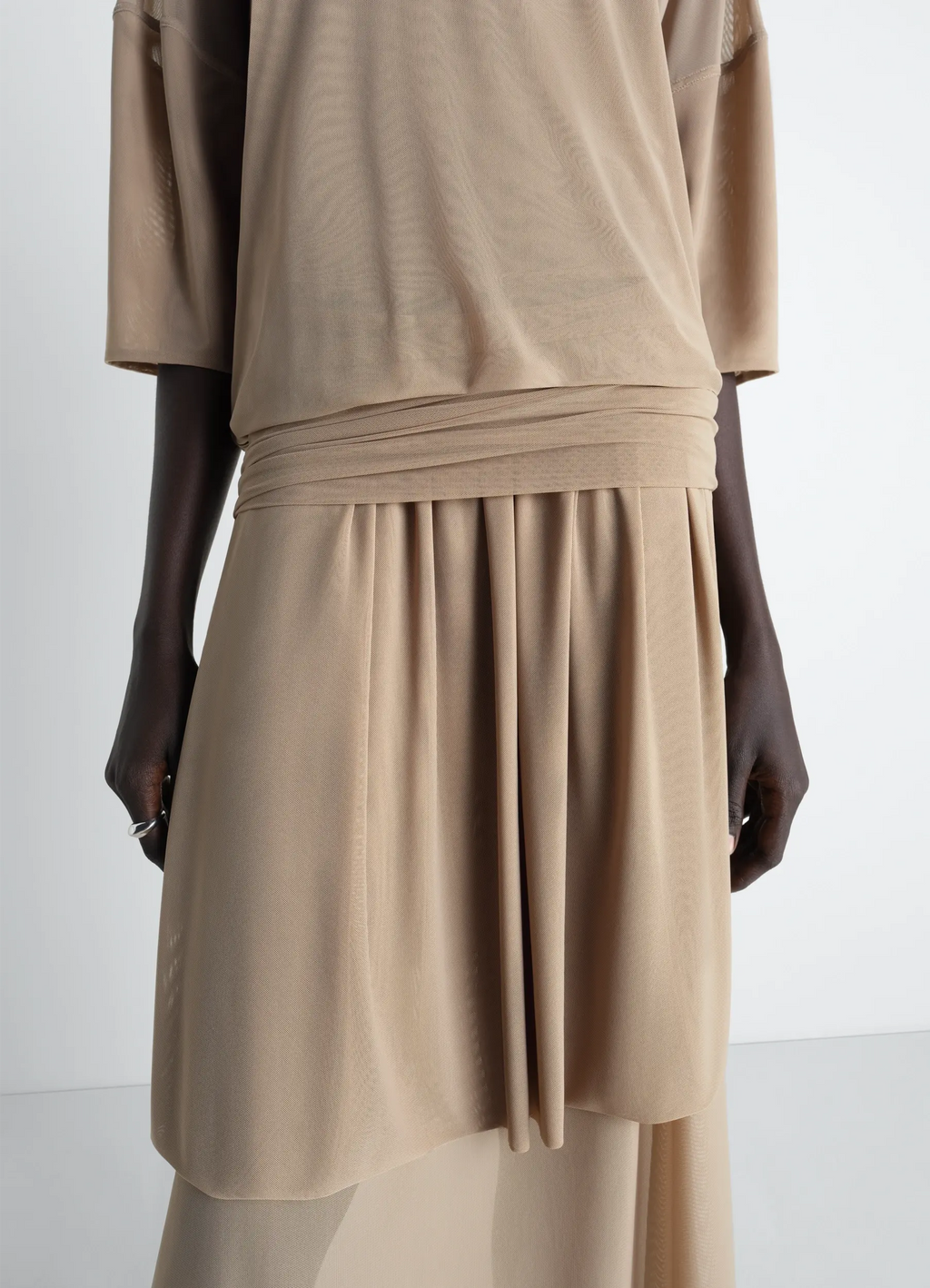 메쉬 소재의 이중 레이어 드레스