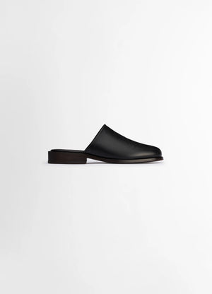 Lemaire square mule in black vegetable-tanned buffalo leat, product shot, side view square toe, minimal shape