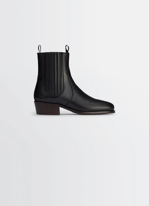 Chelsea boots in black vegetable-tanned leather, product shot, side view ankle height with elastic sides