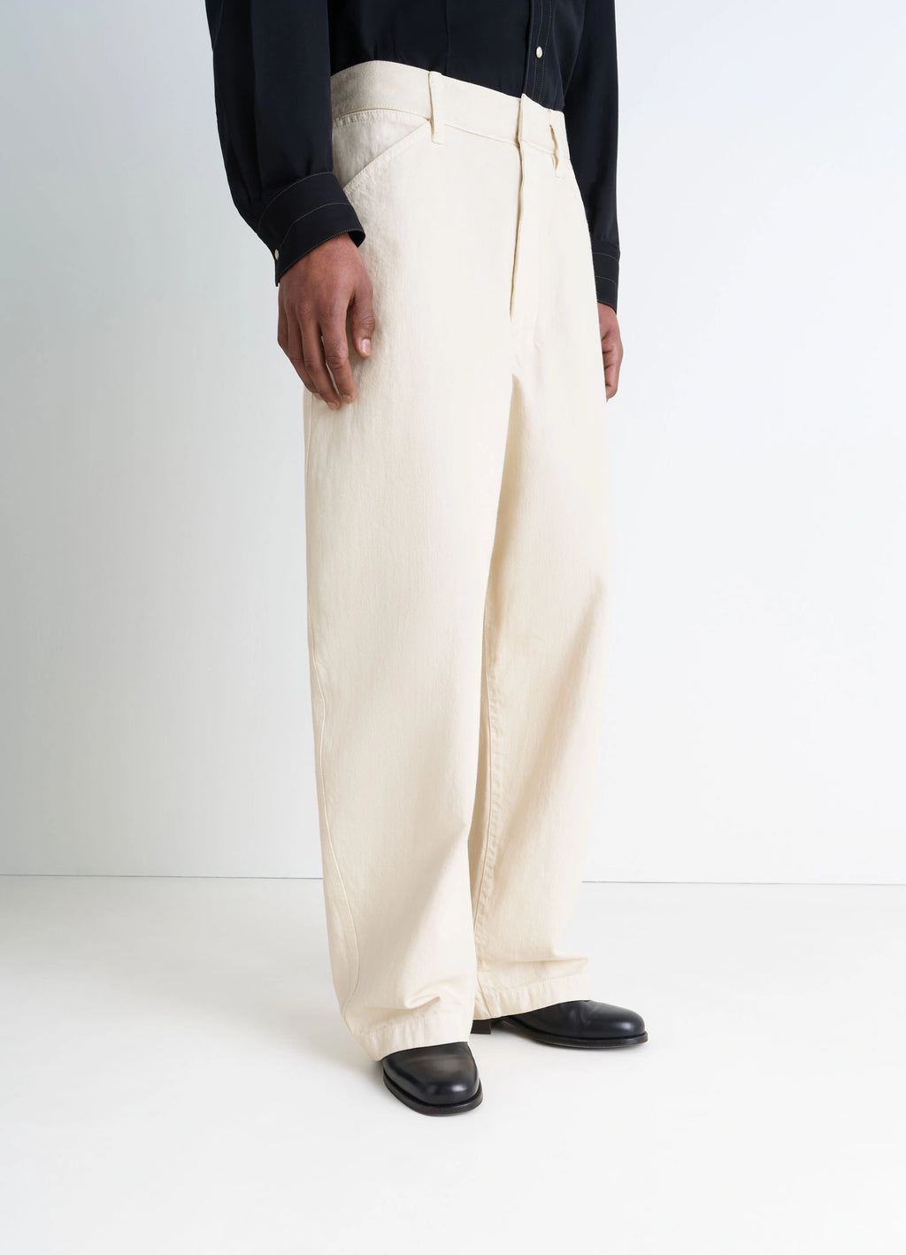 Chelsea boots in black vegetable-tanned leather, model shot, detail shot round toe design