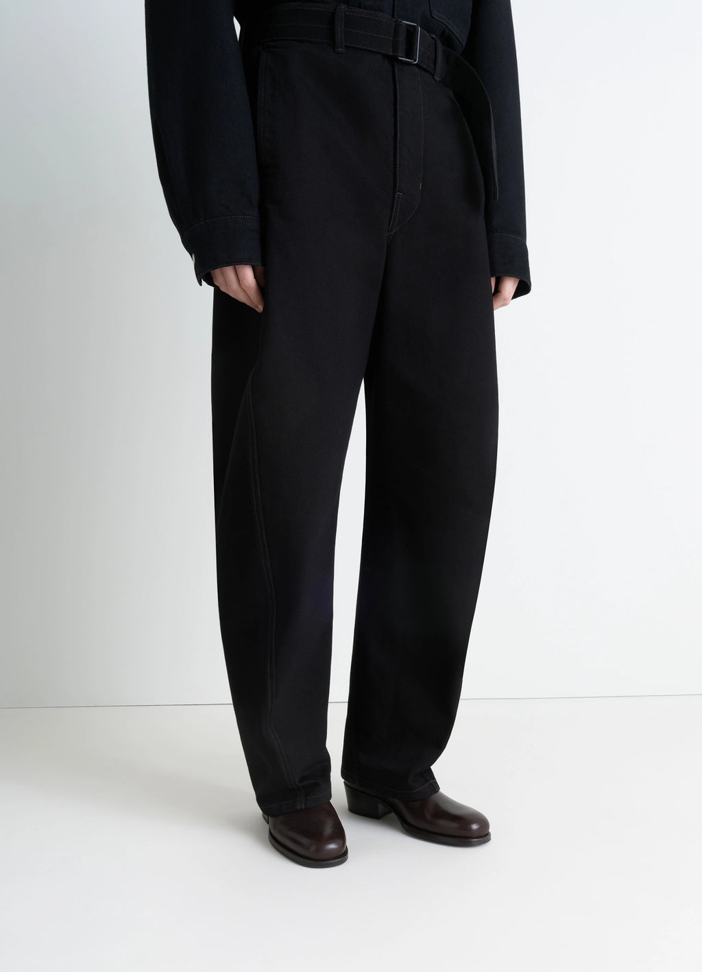 Chelsea boots in vegetable-tanned leather, model shot, bottom front view straight leg