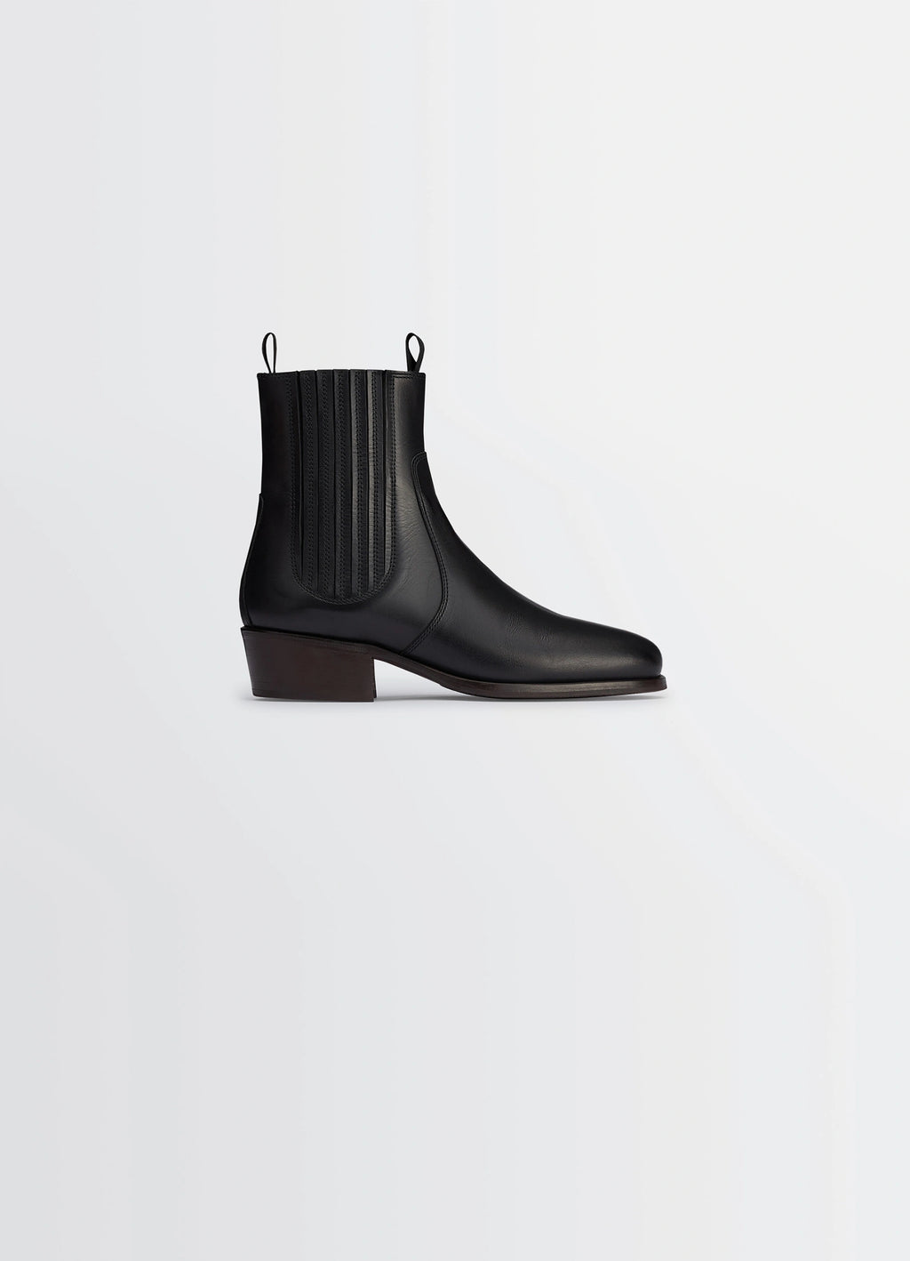 Chelsea ankle boots in black vegetable-tanned leather, product shot, side view smooth shiny finish