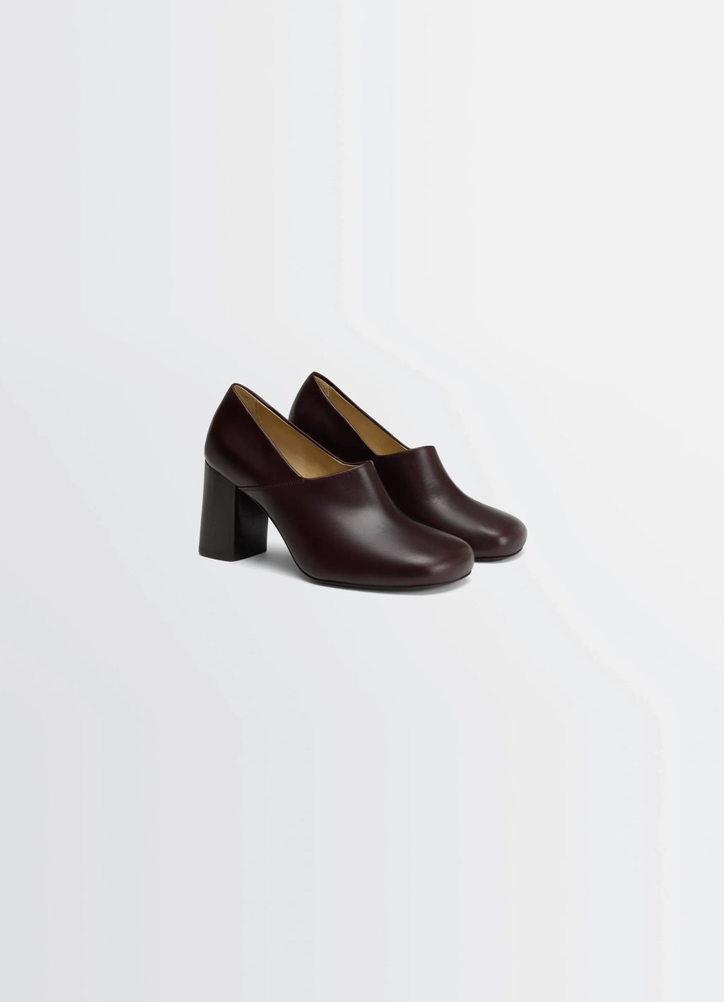 Anatomic pump 80 in glossy vegetable-tanned leather, product shot, side front view rounded toe