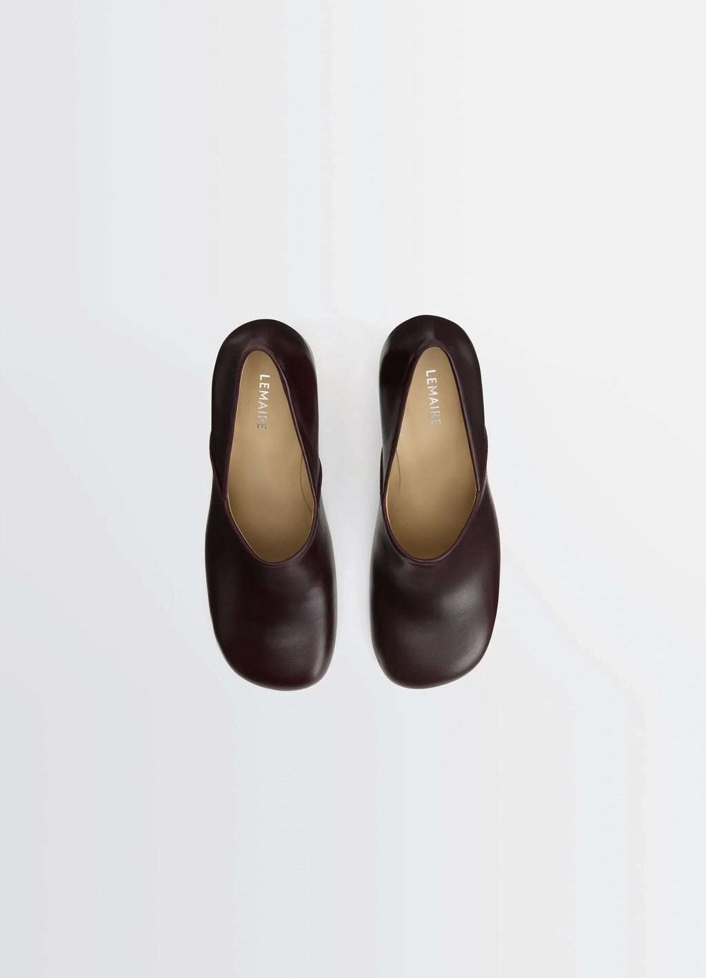 Anatomic pump 80 in glossy vegetable-tanned leather, product shot, top view ergonomic design