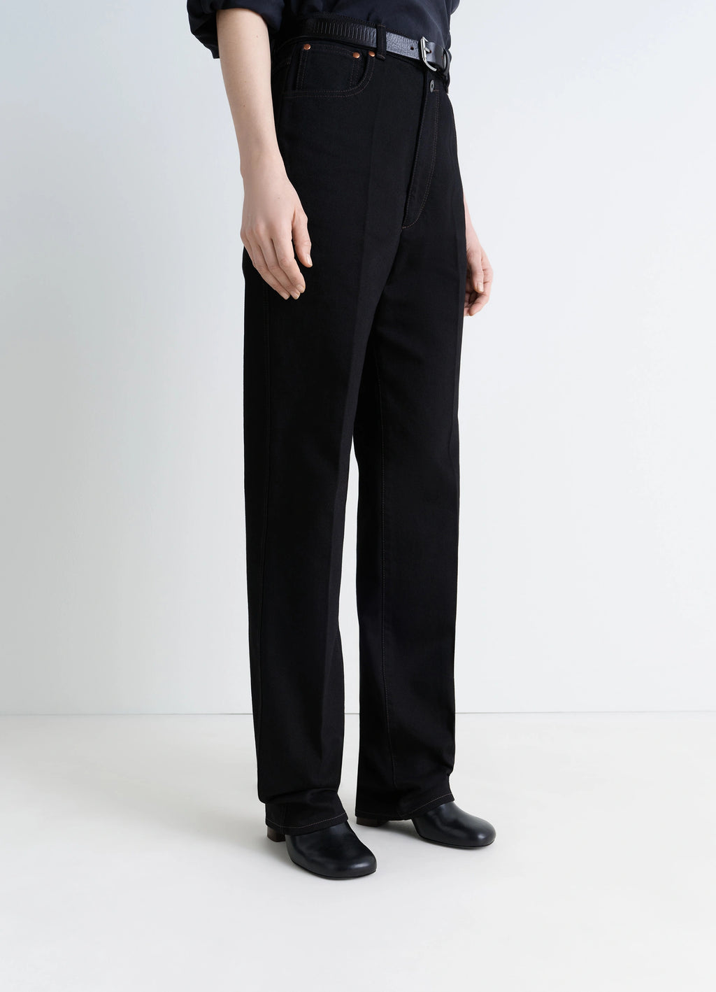 Anatomic pump 55 in glossy vegetable-tanned leather, model shot, three-quarter view straight leg fit