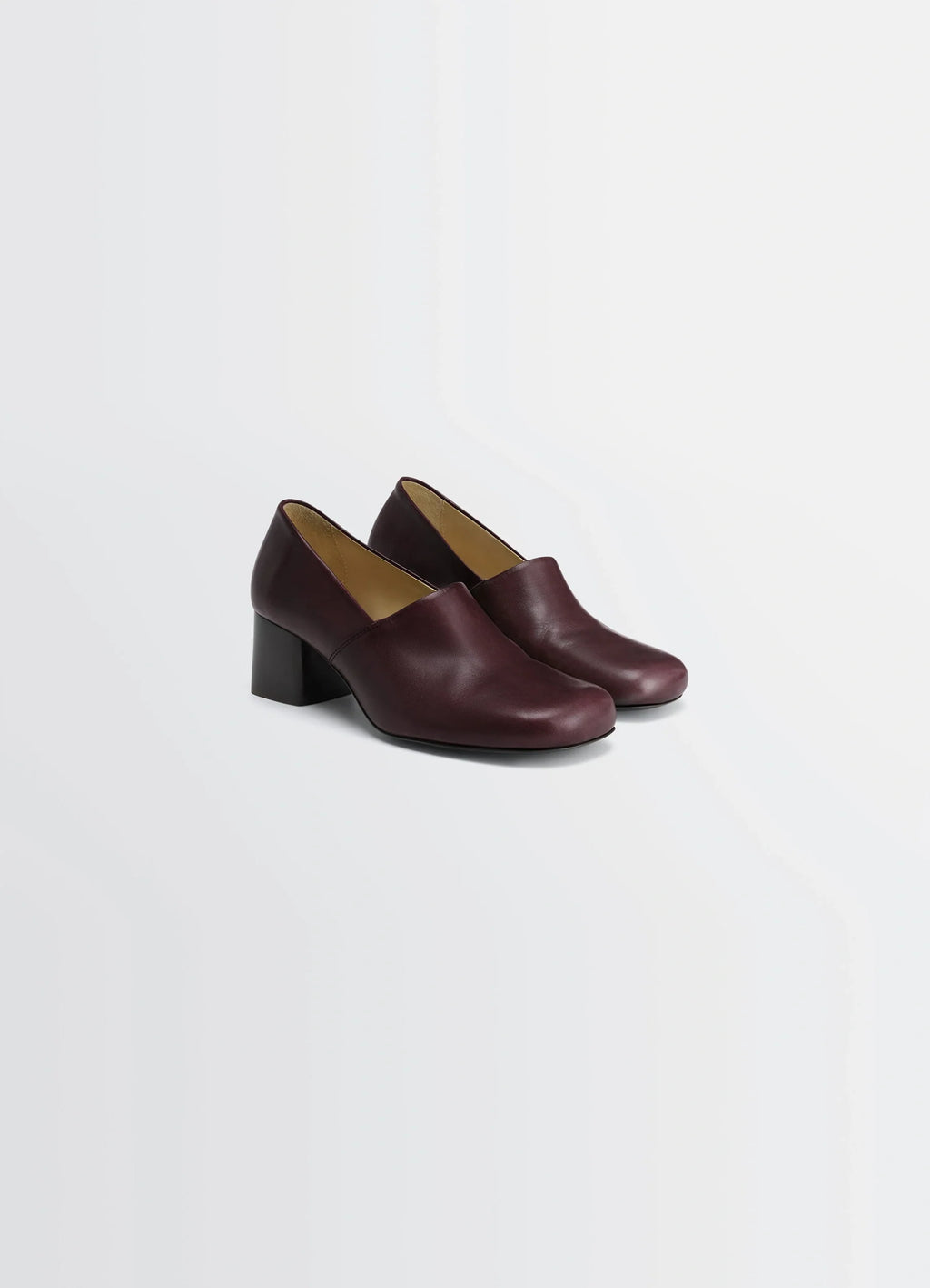 Anatomic pump 55 in glossy vegetable-tanned leather, product shot, three-quarter view block heel visible