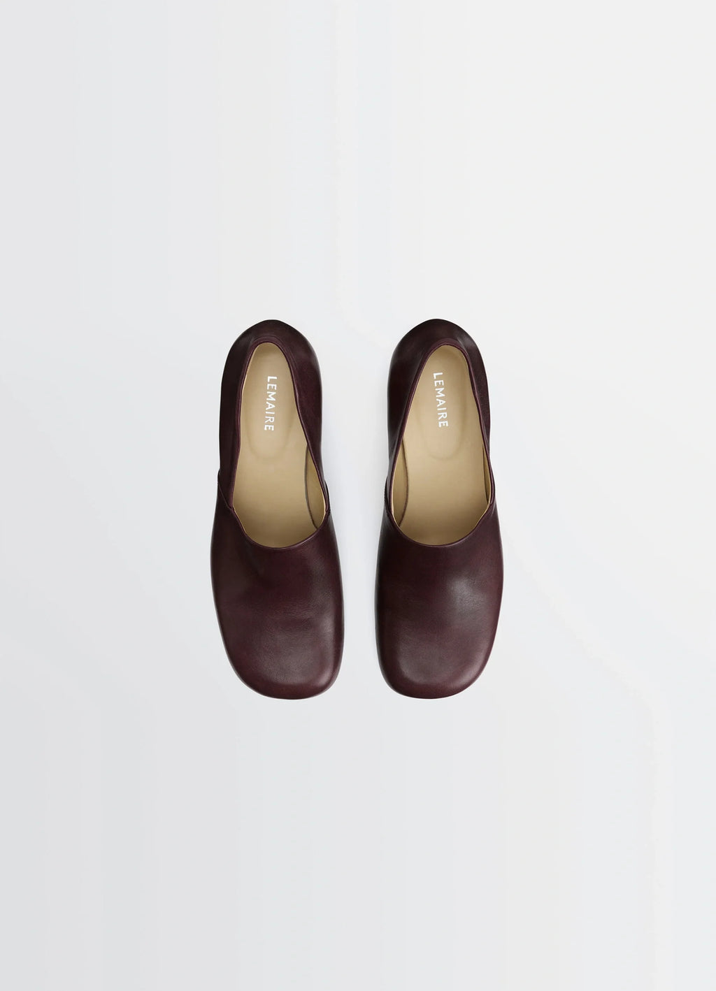 Anatomic pump 55 in glossy vegetable-tanned leather, product shot, top view round toe insole visible