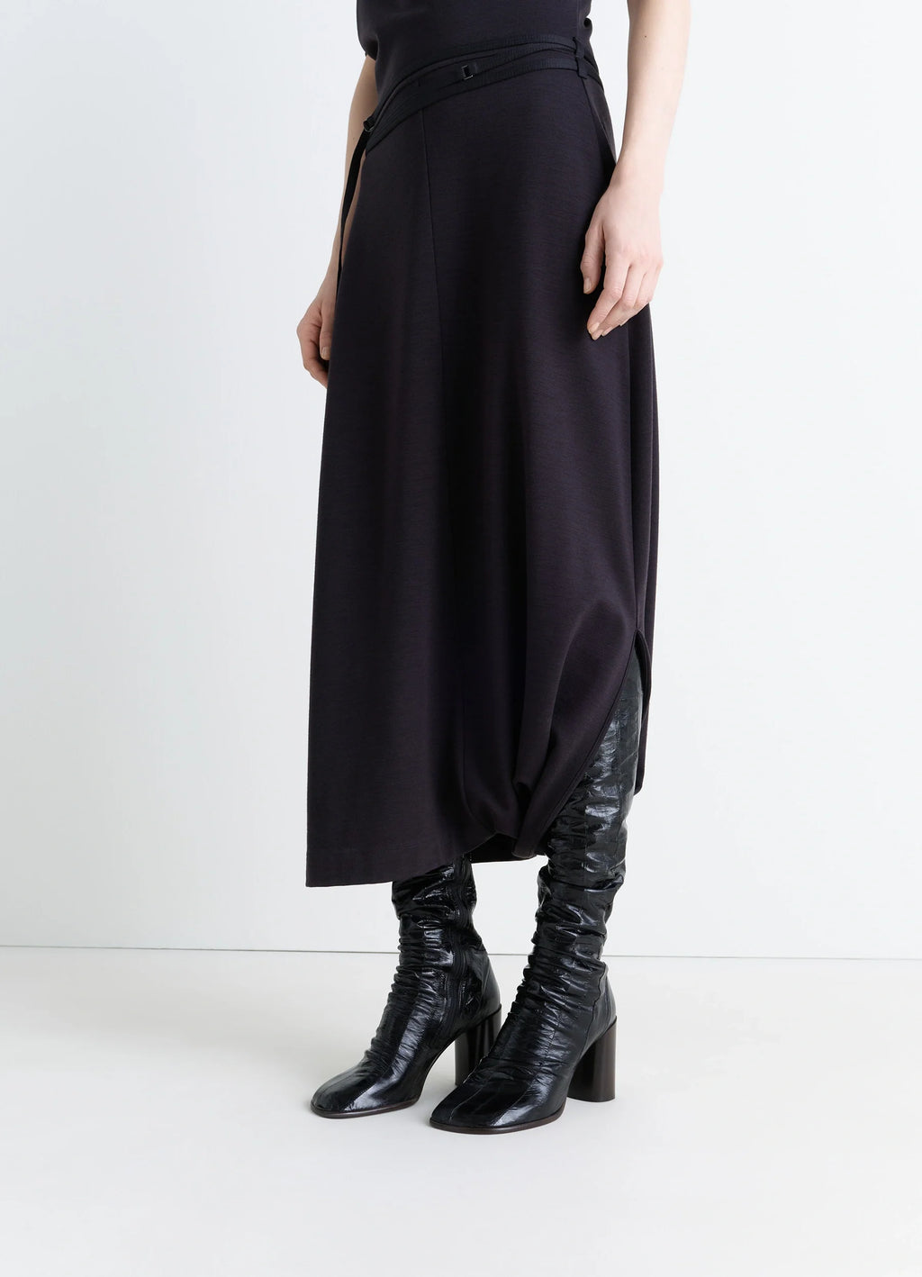 Glove high boots 80 in eel leather, model shot, back view scrunched texture