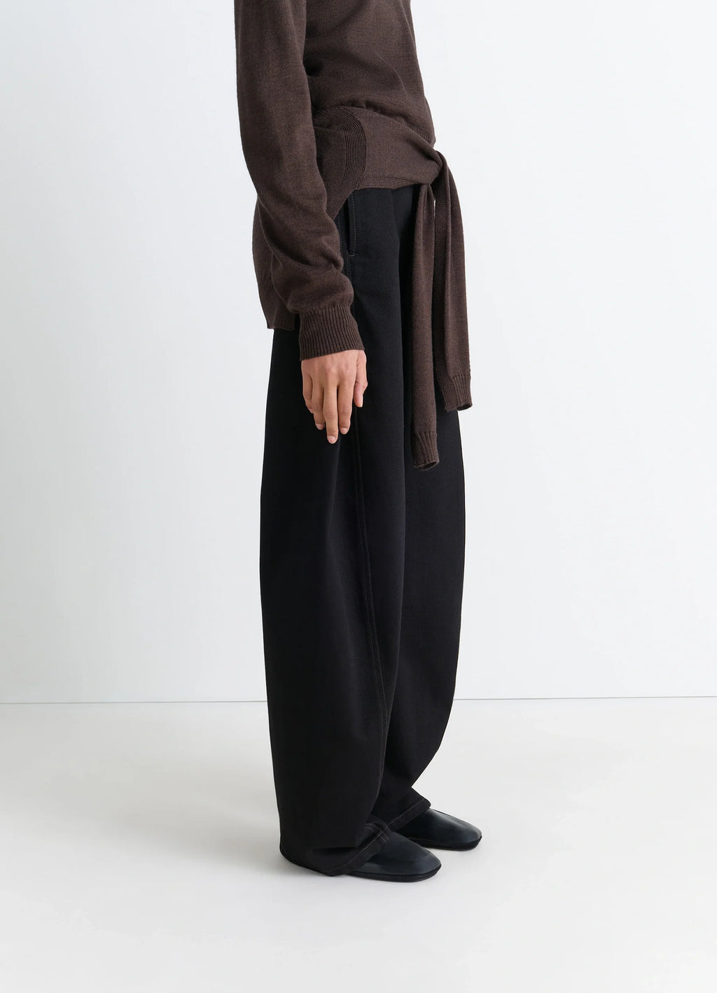 Lwg gold indoor slippers in nappa lamb leather black, model shot, partial side view worn with wide pants