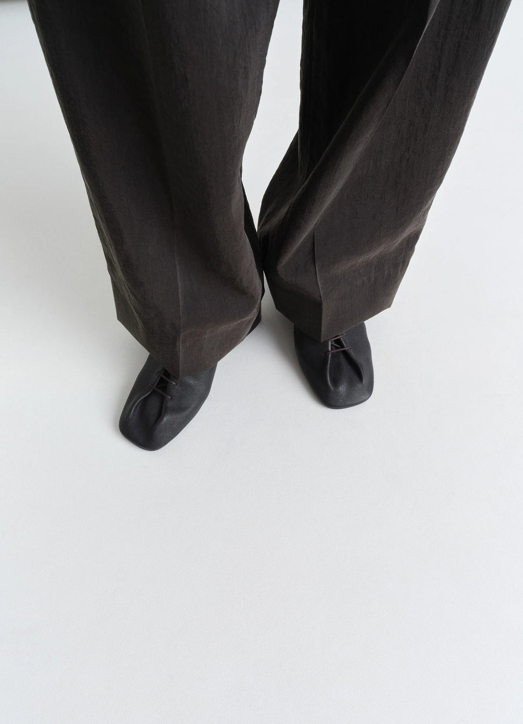 Souris classic derbies 55 in washed nappa lambskin leather, model shot, top down view folded leather upper