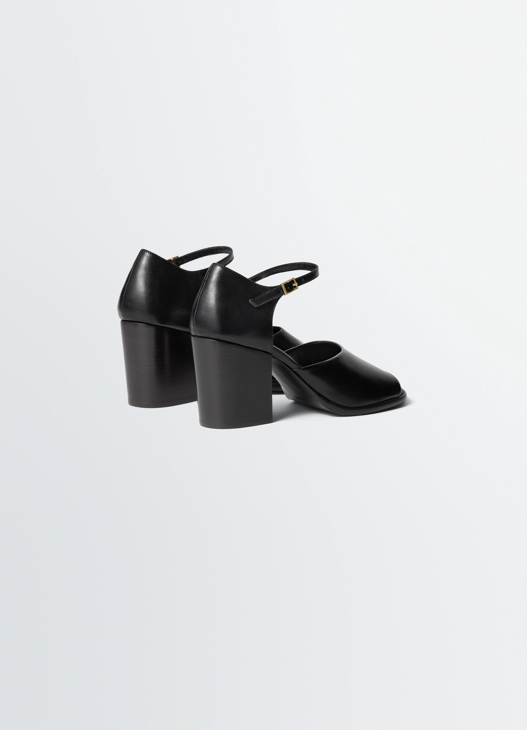 光沢のあるレザーのヒールサンダル