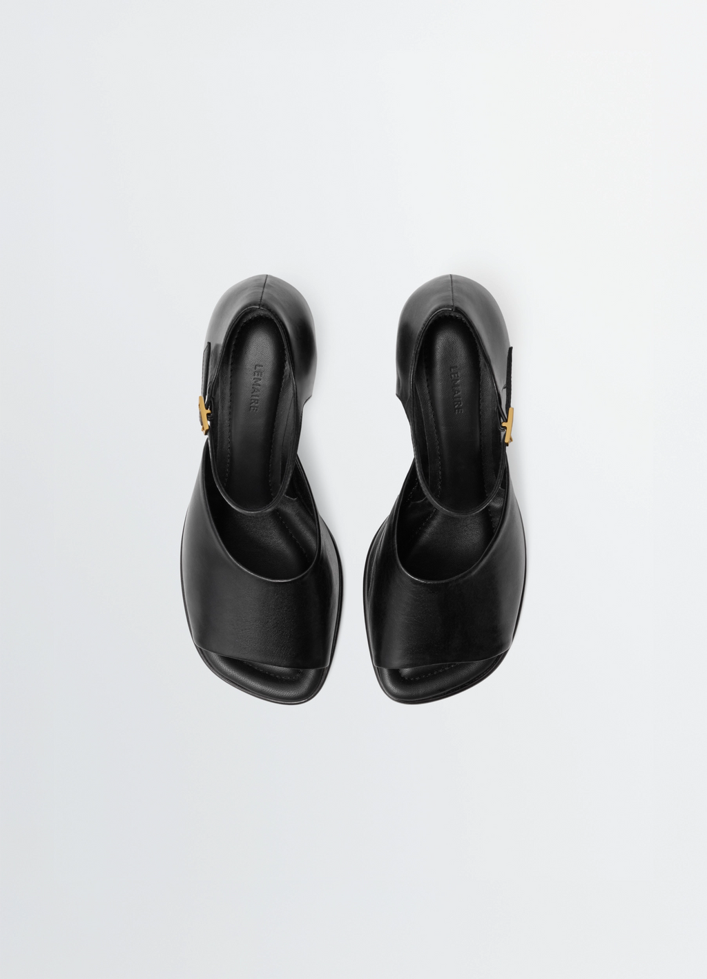 光沢のあるレザーのヒールサンダル