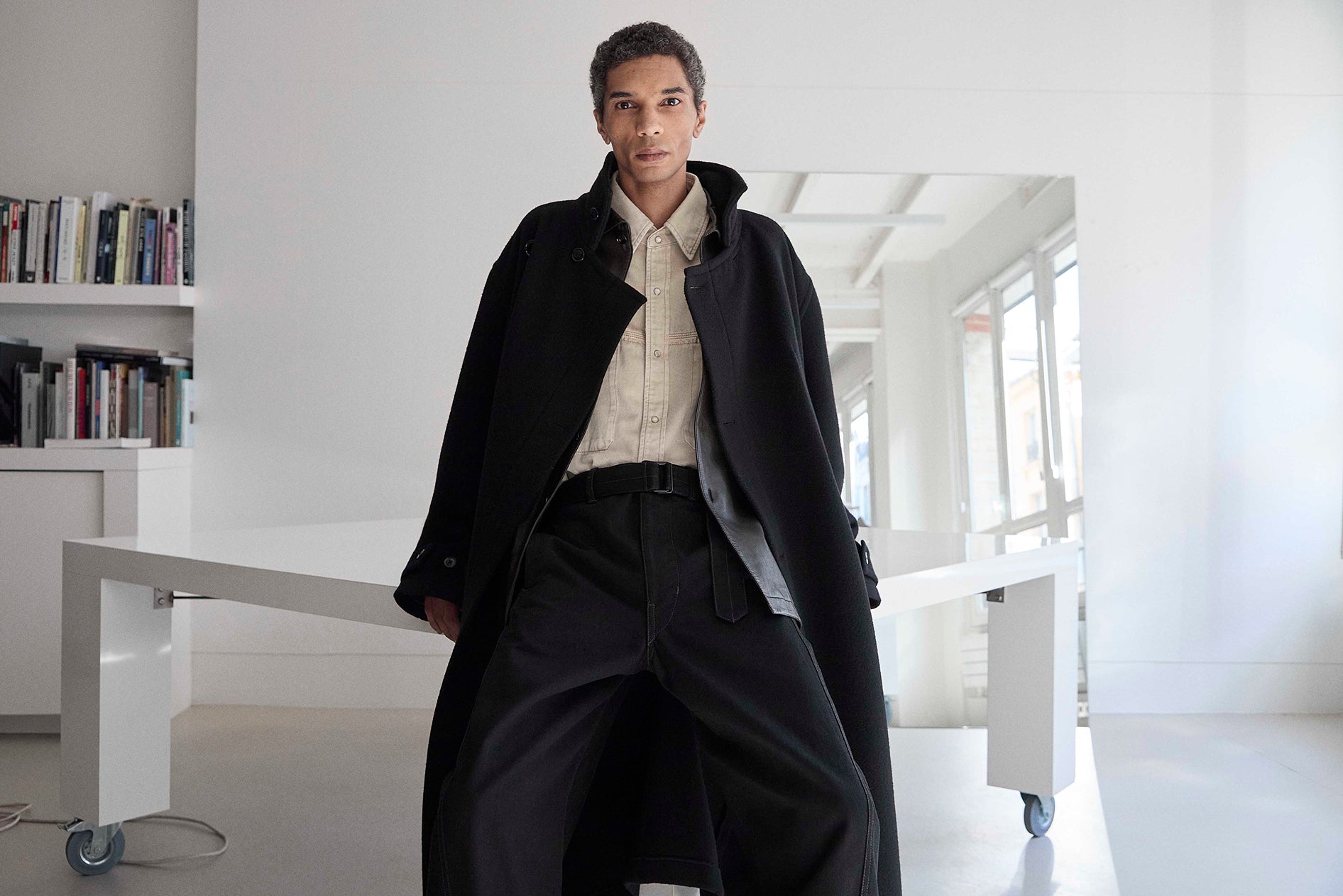 Black coat in black wool, model shot, front view oversized fit