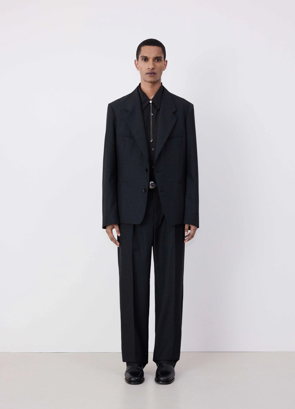 Lemaire tailored single breasted ja in mélange twill poly-wool, model shot, full body view straight-legged trousers