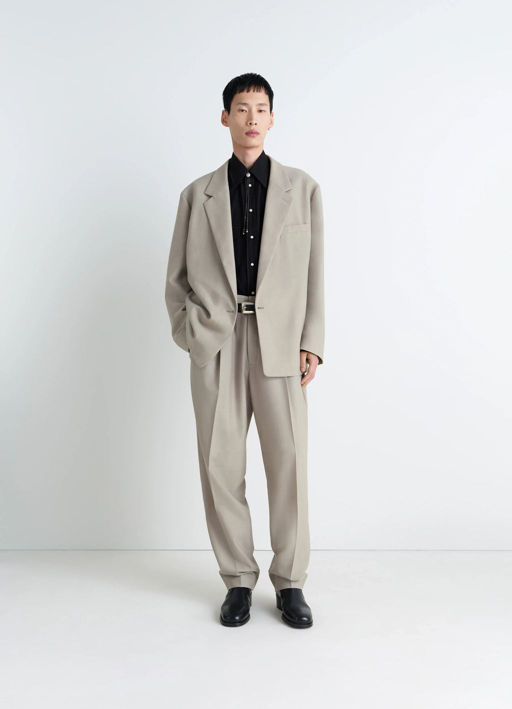 Soft double breasted jacket in mottled tropical wool-blend, model shot, three-quarter view relaxed fit, unstructured