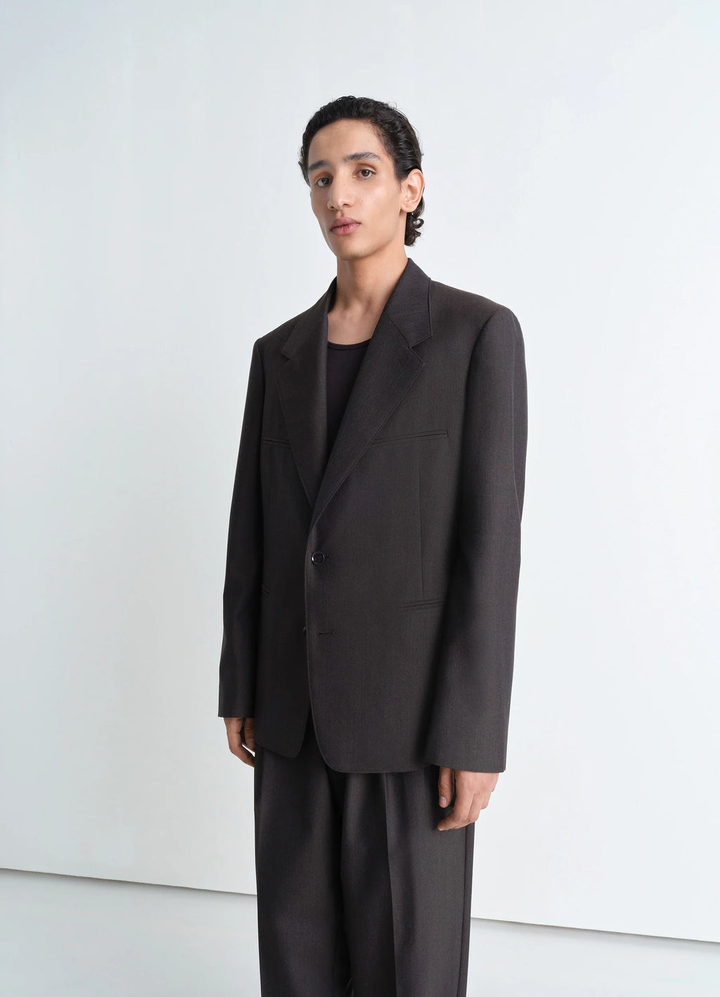 Lemaire tailored single breasted ja in mélange twill poly-wool, model shot, front view relaxed fit with single lapel