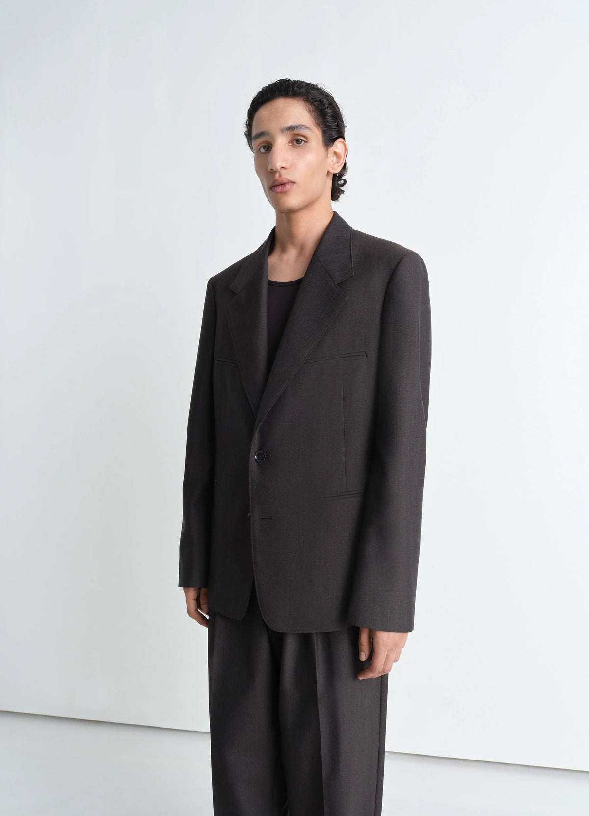 Lemaire Tailored Single Breasted Ja in Mélange Twill Poly-Wool, model shot, Front view Relaxed fit with single lapel