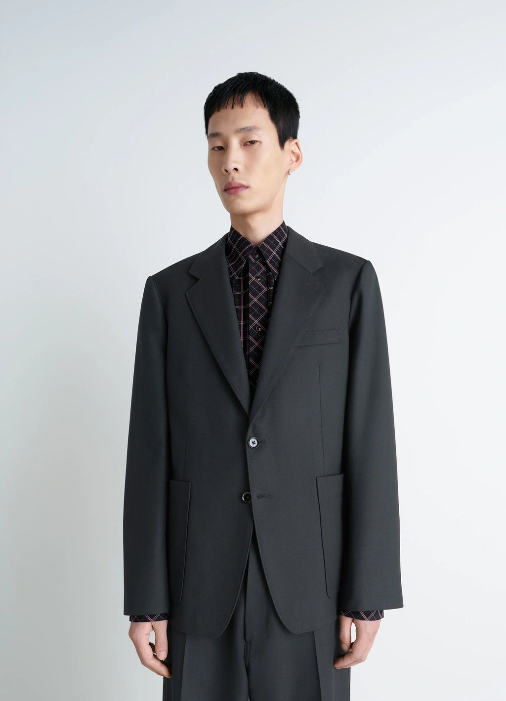 Tailored single breasted jacket in wool-blend suiting fabric, model shot, front view fitted cut