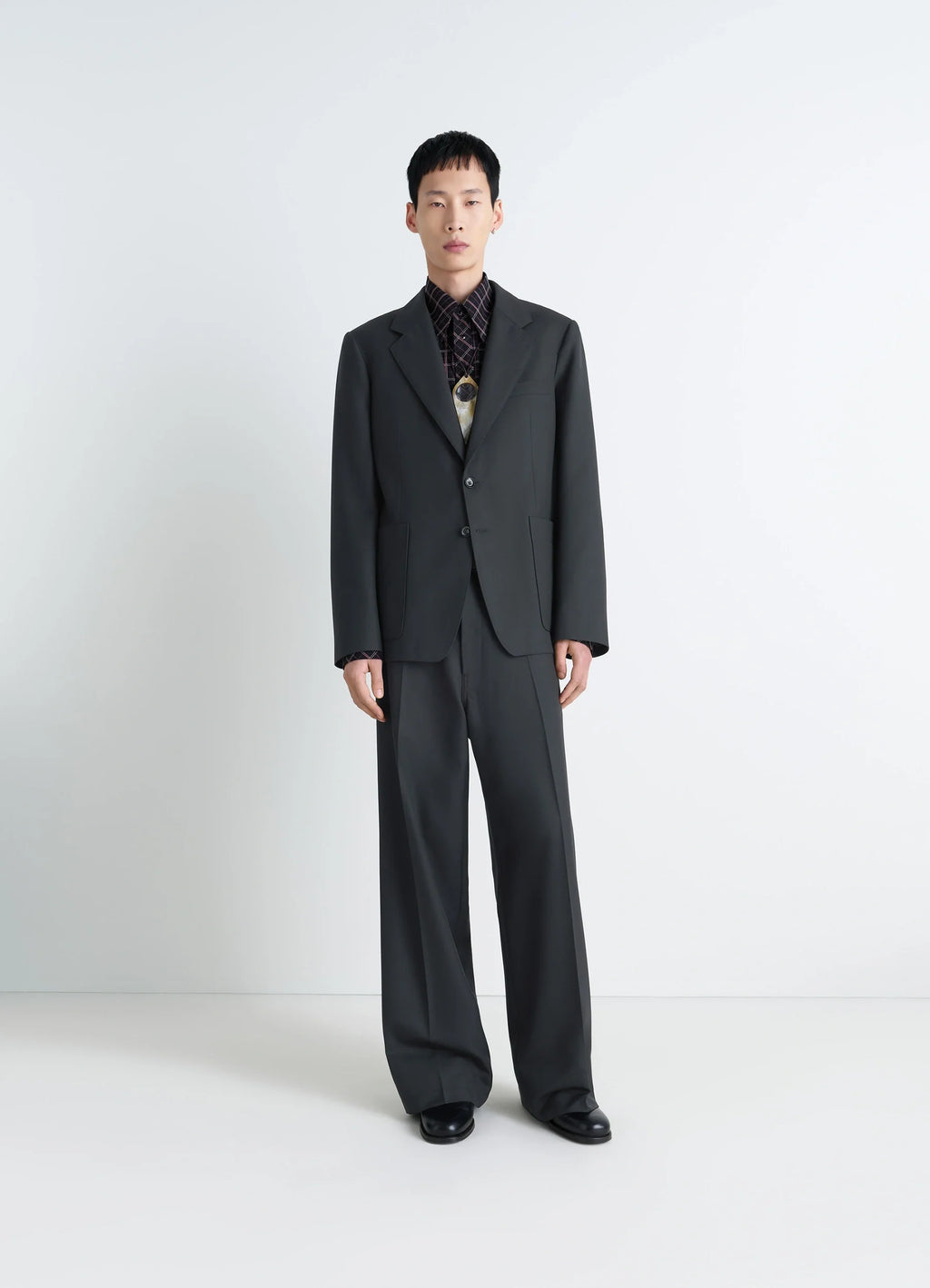 Tailored single breasted jacket in wool-blend suiting fabric, model shot, full body porte formal straight cut