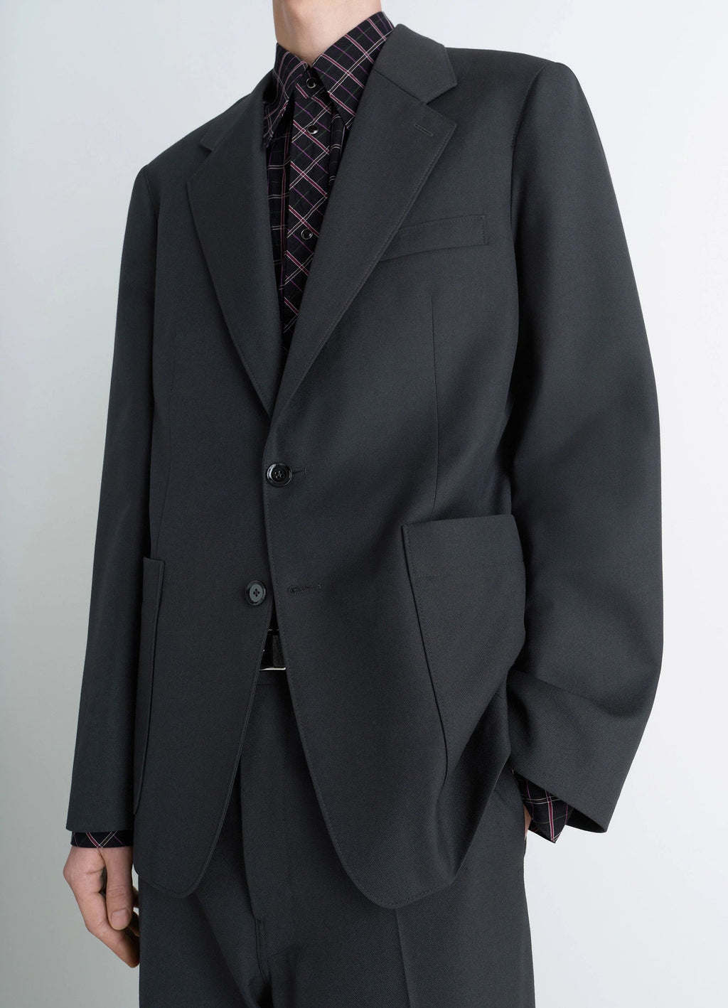 Tailored single breasted jacket in wool-blend suiting fabric, model shot, waist-up side view notched lapel, classic fit