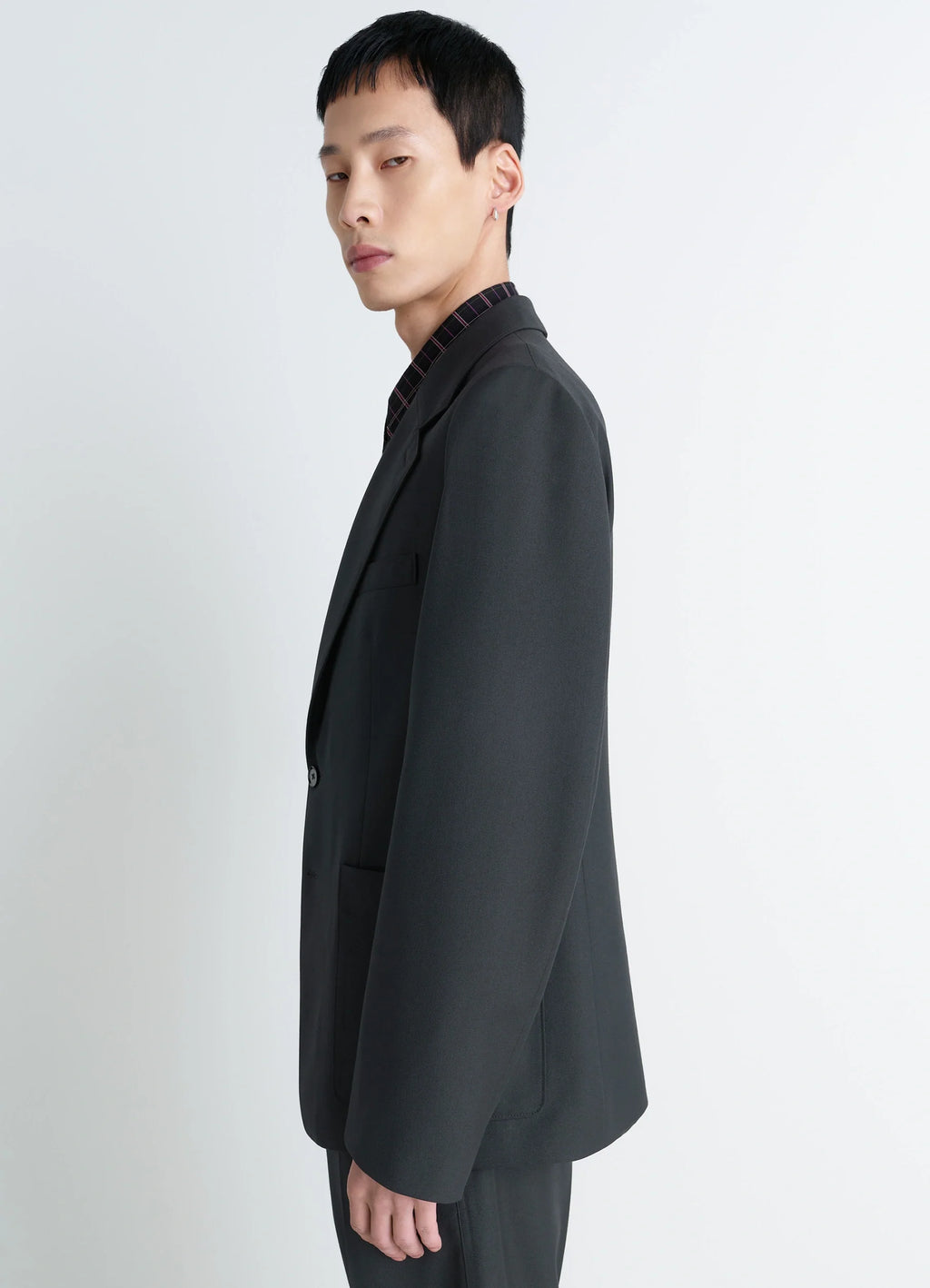 Tailored single breasted jacket in wool-blend suiting fabric, model shot, profile view dropped shoulder fit