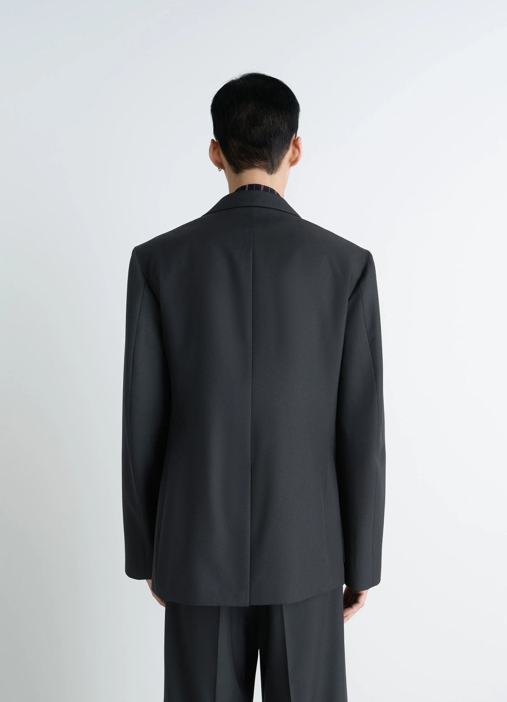 Tailored single breasted jacket in wool-blend suiting fabric, model shot, back view broad back fit