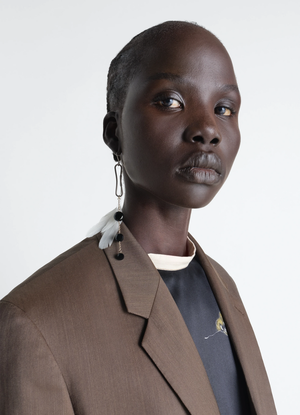 오닉스와 닭 깃털 장식이 있는 도트 귀걸이