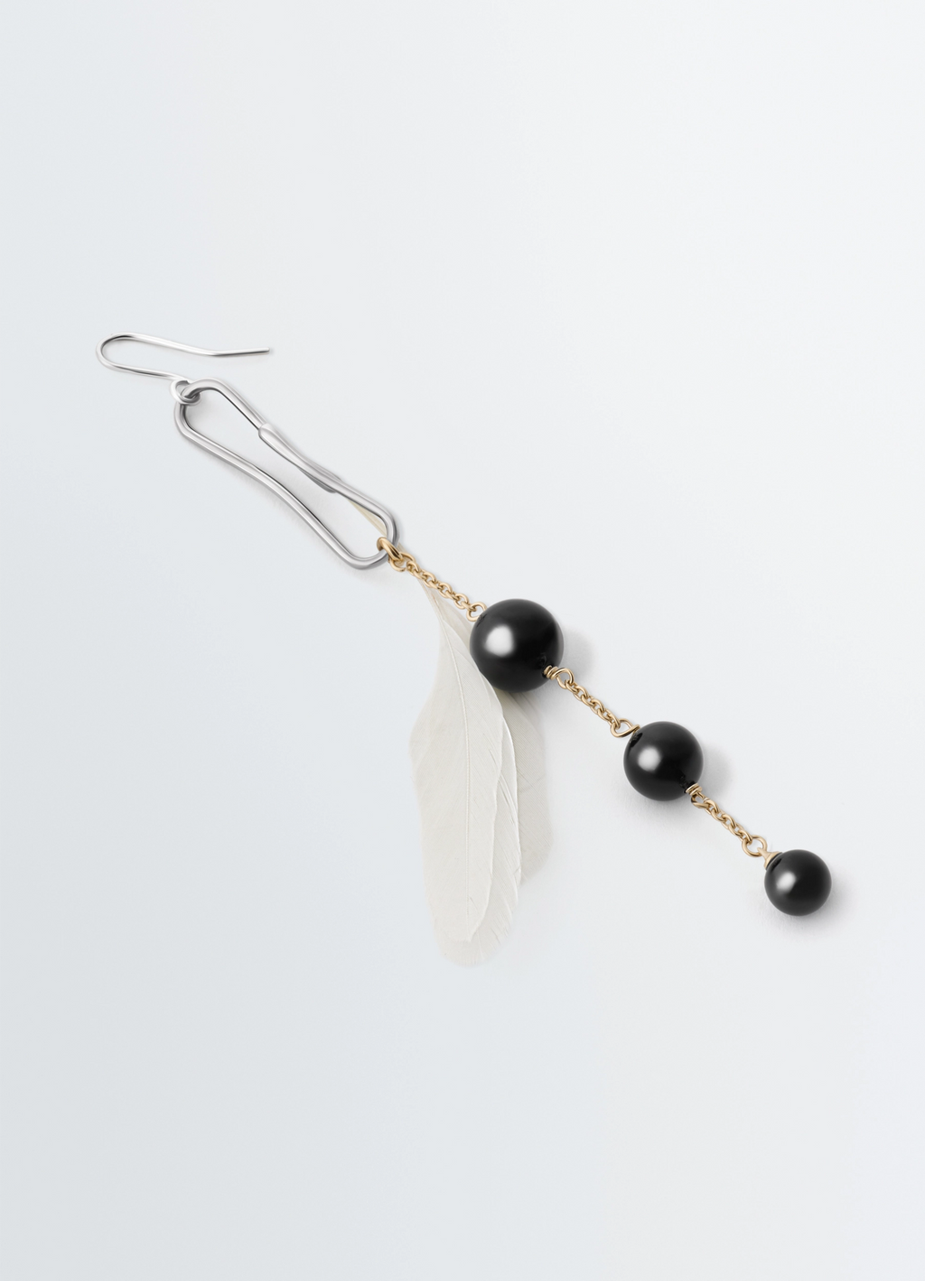 오닉스와 닭 깃털 장식이 있는 도트 귀걸이