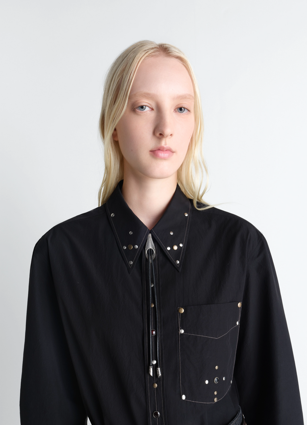 Collier bolo tie serpent en laiton et cuir