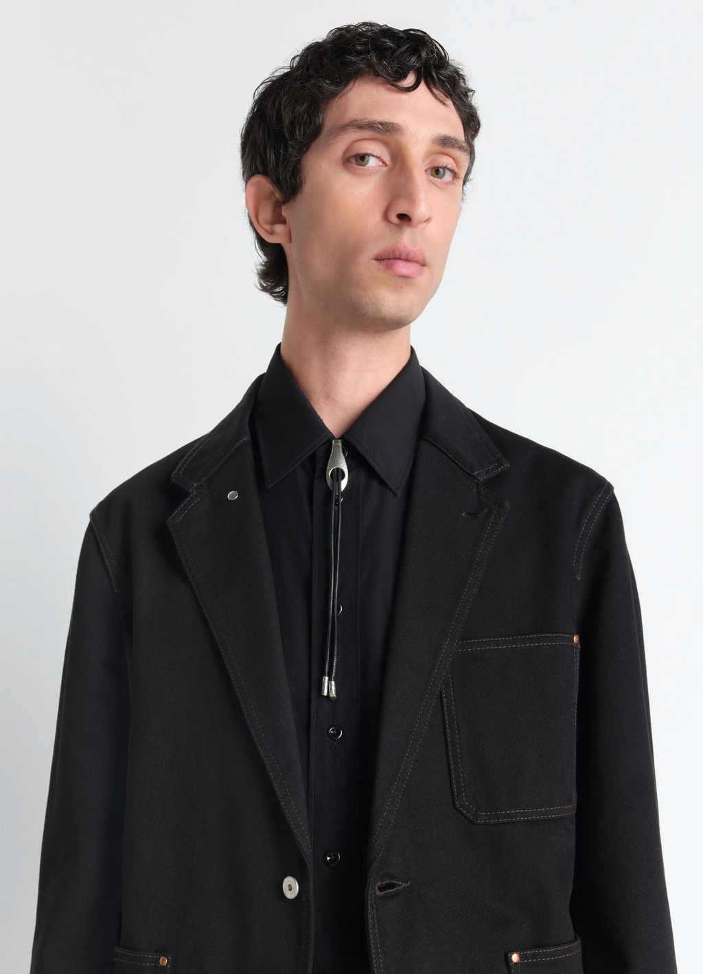 Collier bolo tie serpent en laiton et cuir