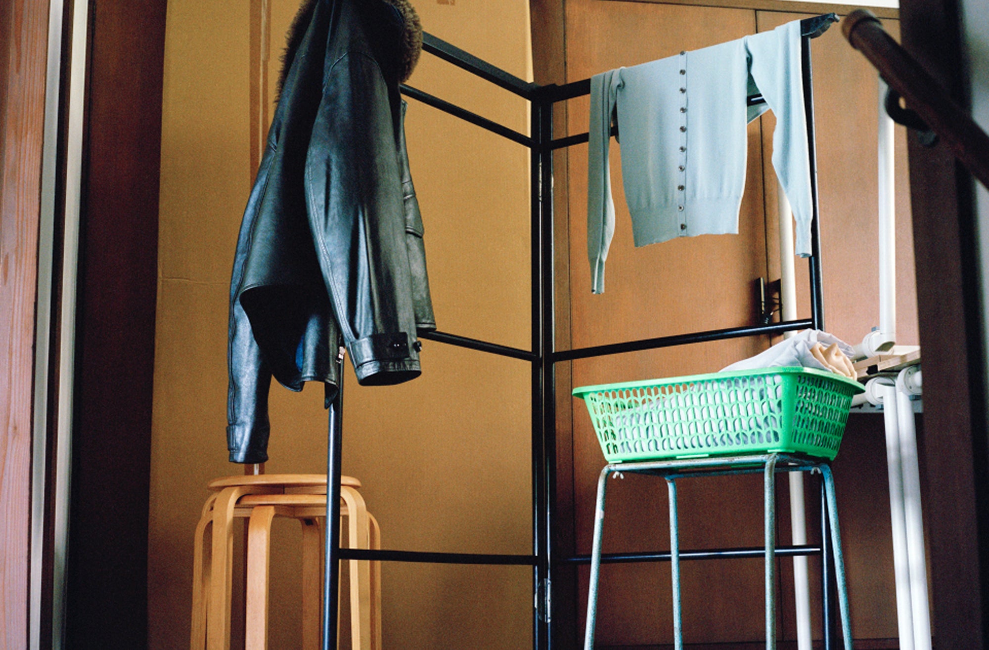 Black leather jacket in black leather, side view minimal design