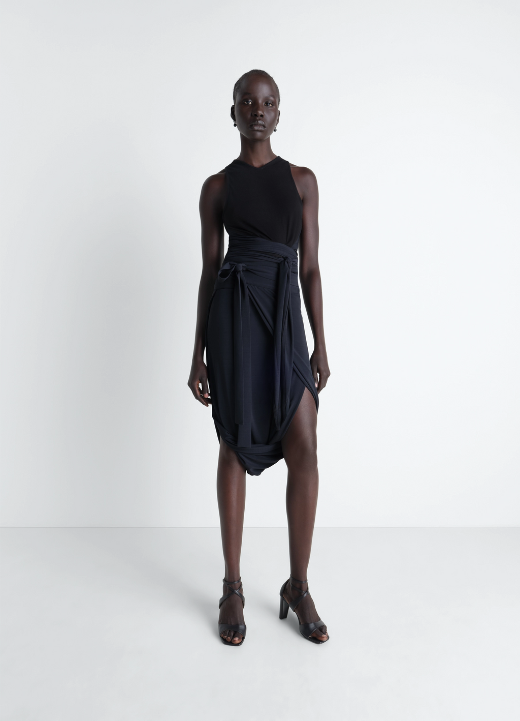 비스코스 크레이프 저지 소재의 민소매 랩탑