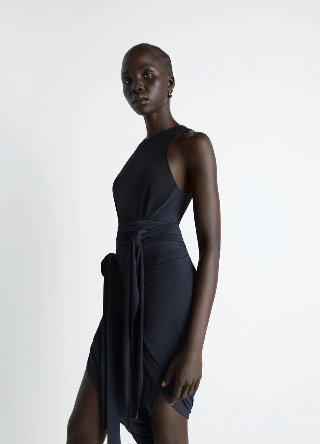 비스코스 크레이프 저지 소재의 민소매 랩탑