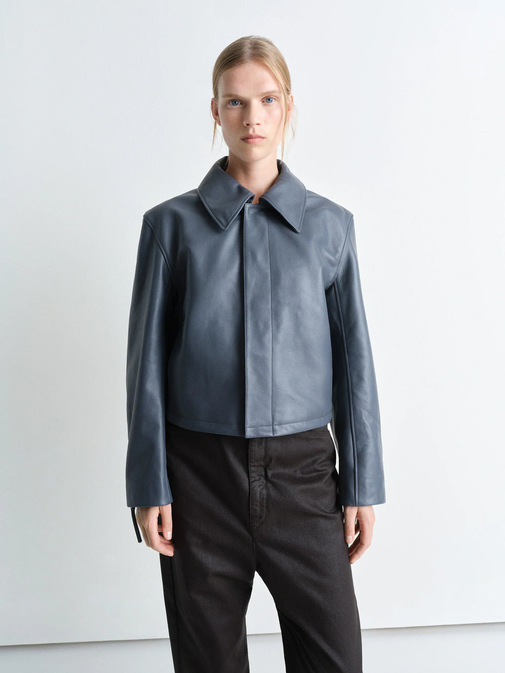 Boxy cropped jacket in heavy cow leather, model shot, three-quarter view structured collar