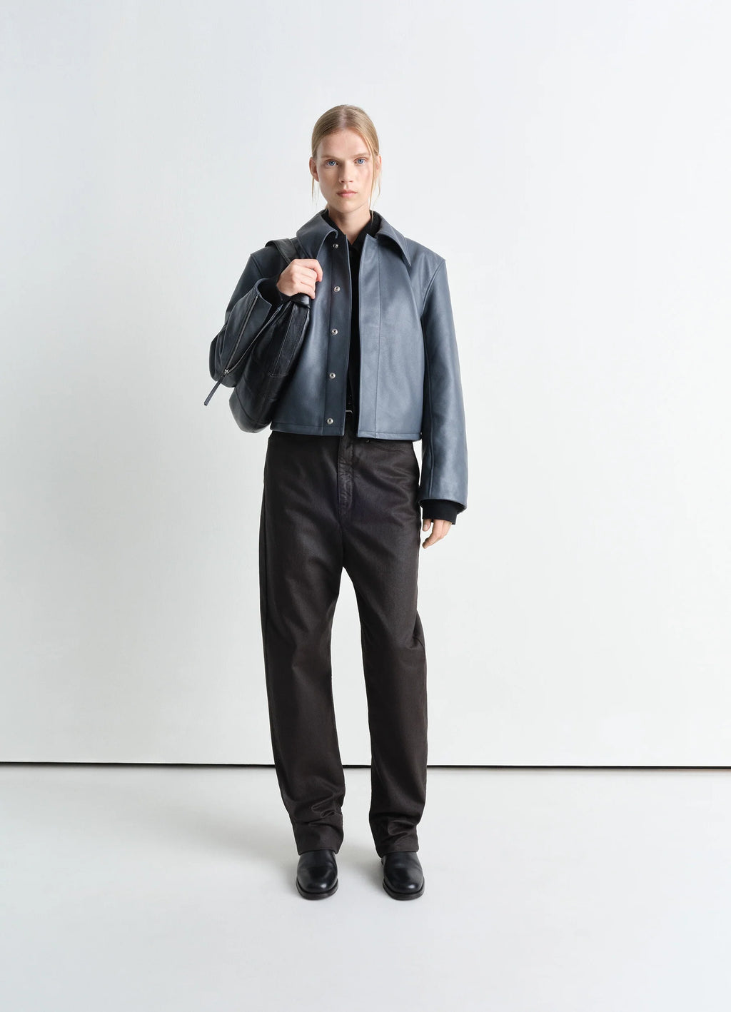 Boxy cropped jacket in heavy cow leather, model shot, front view relaxed fit, elongated sleeves