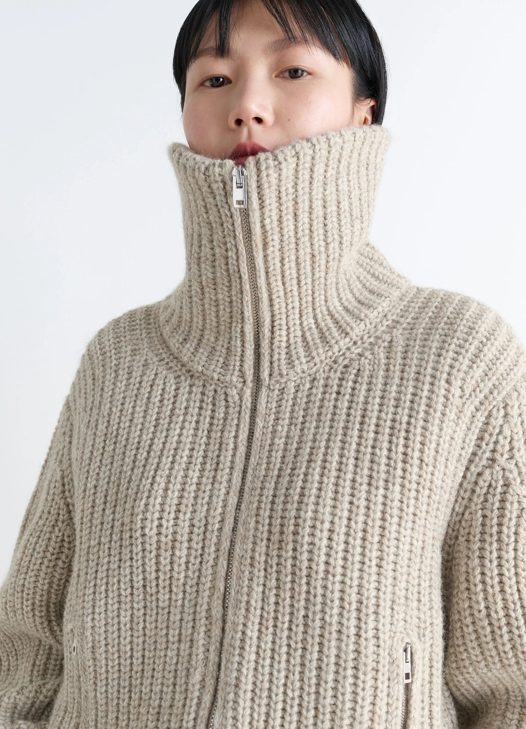 Zip-up cardigan with stand-up colla in alpaca and yak wool knit, model shot, close-up view oversized collar